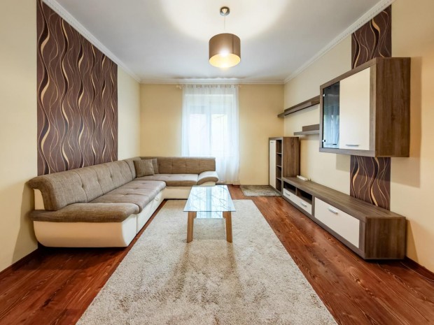 Tatab�nya, 2 szob�s  t�gla lak�s elad�