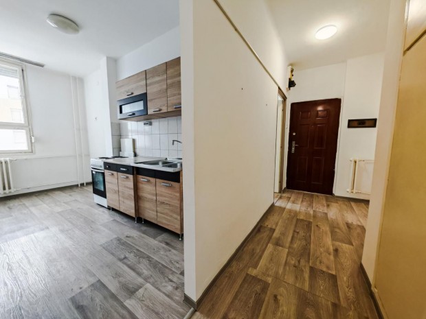 Tatab�nya, 2 szob�s  t�gla lak�s elad�