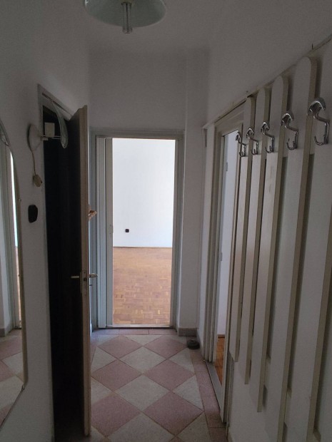 Tatab�nya, �jv�rosban 1+2 f�lszob�s lak�s kiad�. 20/805-2447