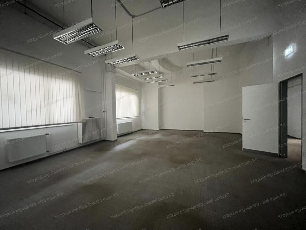 Tatab�nya k�zpontj�ban Irodah�z kiad�