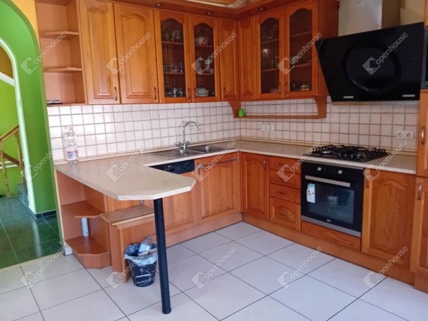 Tatabnya szvben tgas, 3 szintes csaldi hz elad!