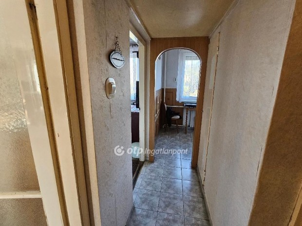 Tatab�nyai elad� 53 nm-es lak�s