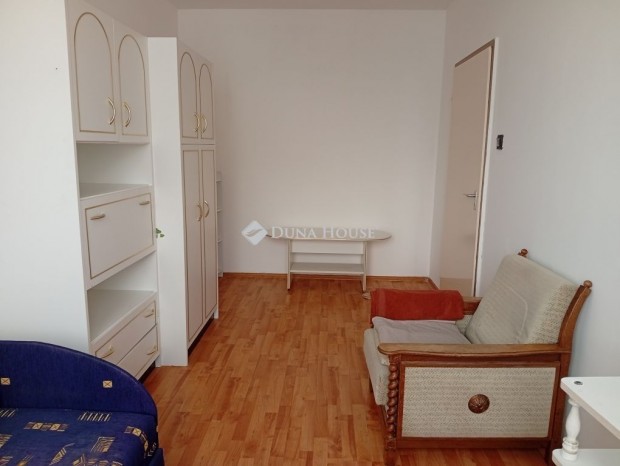 Tatab�nyai kiad� 49 nm-es lak�s