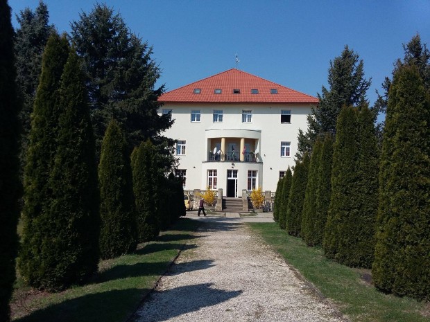 Tatab�nyai szoci�lis int�zm�ny �pol�-gondoz� koll�g�t keres