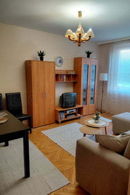 Tatab�ny�n 1+1 f�lszob�s b�torozott lak�s elad�