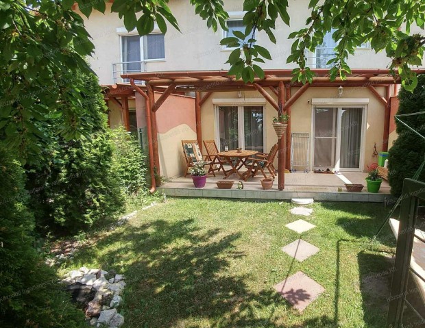 Tatab�ny�n B�nhid�n, fel�j�tott sorh�z elad�.