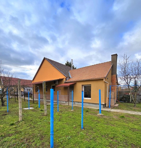 Tatab�ny�n Csal�di h�z elad�