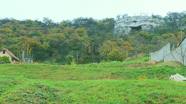 Tatabnyn, a Turul hegyoldalban rkpanorms dl vezeti telek ela