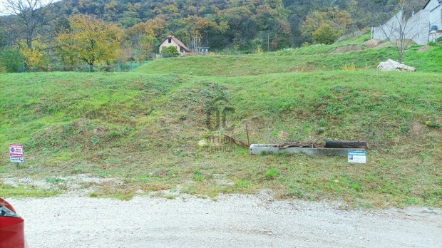 Tatabnyn, a Turul hegyoldalban rkpanorms dl vezeti telek ela