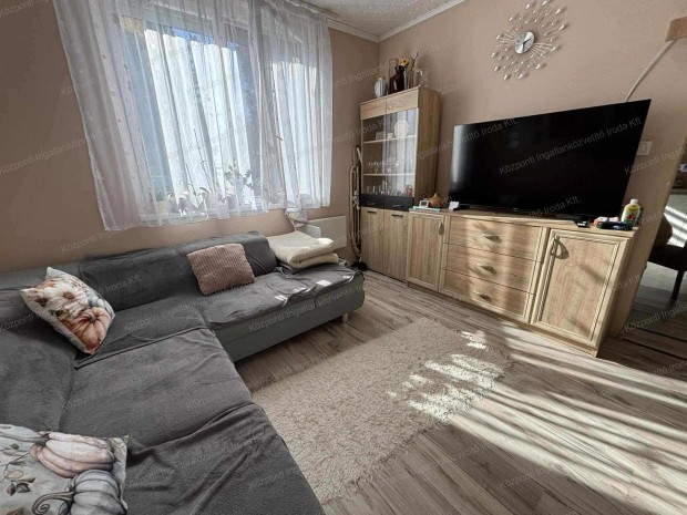 Tatab�ny�n, az �p�t�k �tj�n, egyedileg �talak�tott, teljesk�r�en