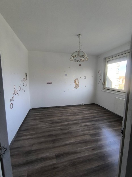 Tatab�ny�n frekvent�lt r�szen 3 szoba hallos 1.emeleti lak�s elad�.