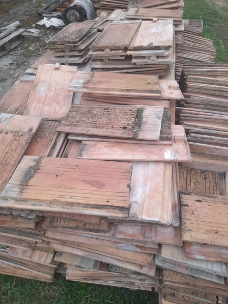 Tatai cser�p 1700db �s kupcser�p elado.Sz�llit�s megoldhato.