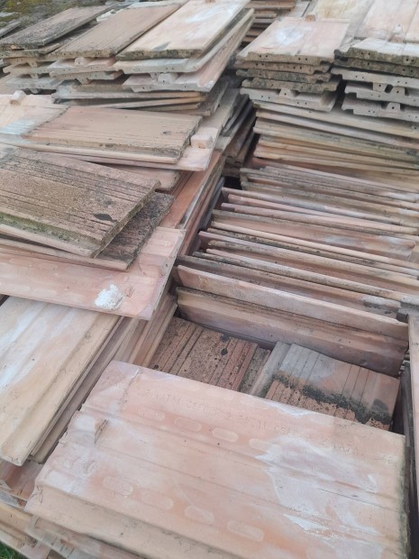 Tatai cser�p kit�n� �llapotban 2000db elado.Sz�llit�s megoldhato.