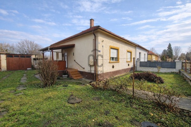 Tatai elad� t�gla csal�di h�z