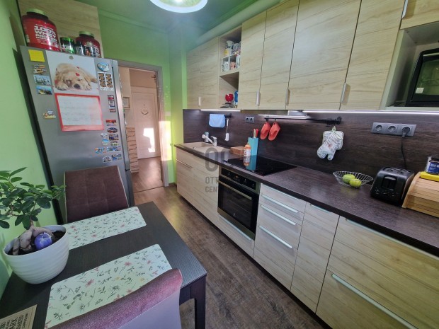 Tatai elad� t�gla t�rsash�zi lak�s