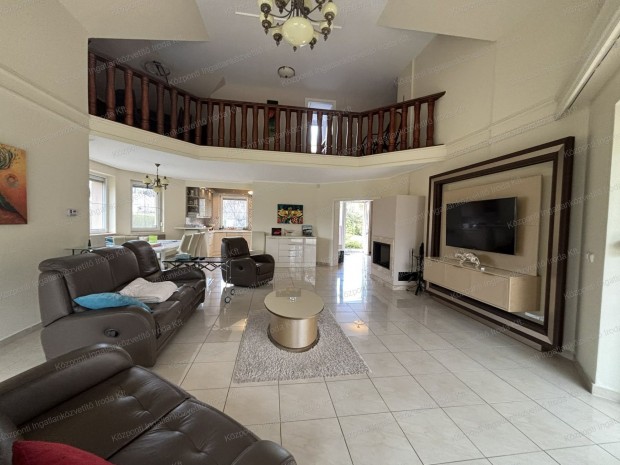 Tat�n, a F�c�noskert lak�parkban, fel�j�tott, modern, ig�nyes,