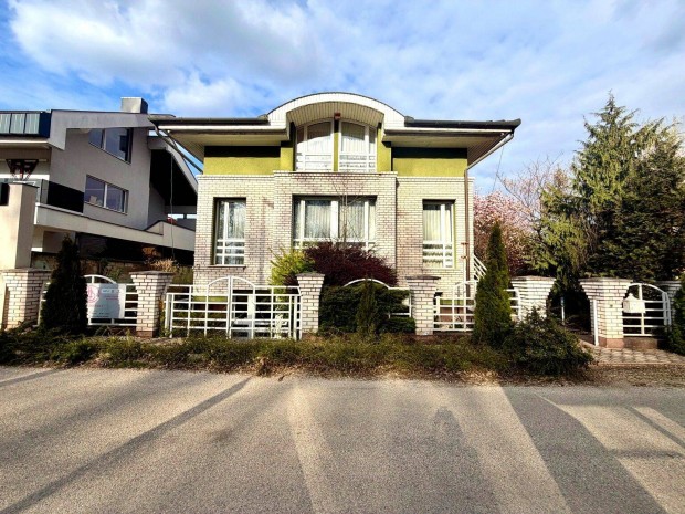 Tat�n, az �reg-t� k�zel�ben pr�mium m�szaki tartalm� csal�di h�z