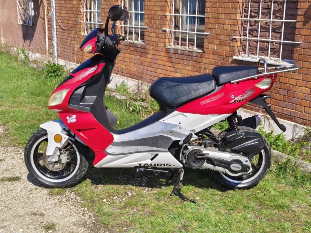 Tauris Fiera 125 4 �tem� sportos robog�