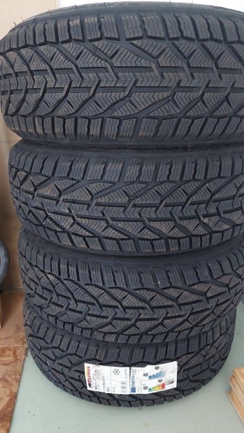 Taurus 215/55 R17 t�li gumi garnit�ra