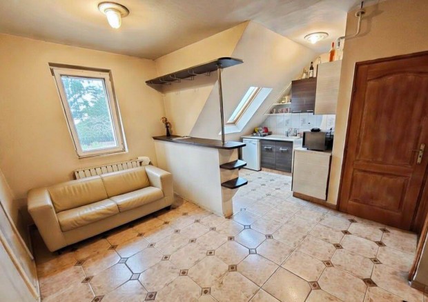 Tavasz utc�n erk�lyes lak�s hossz� t�vra kiad�