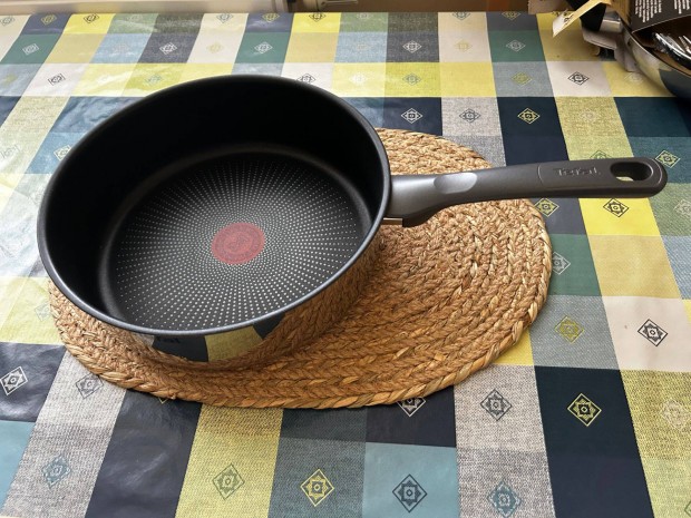 Tefal mély 24cm serpenyő + tető