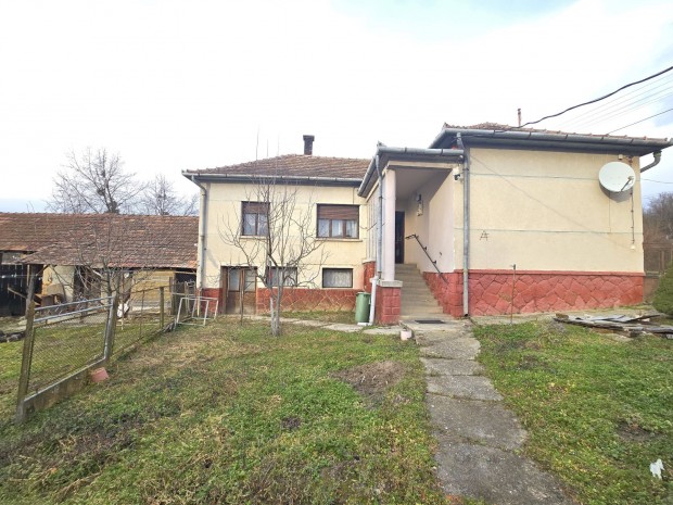 T�gla csal�di h�z nagy telekkel, patakparton  Mikekar�csonyfa