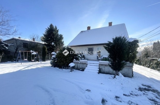 T�gla �p�t�s� csal�di h�z a 17. ker�letben