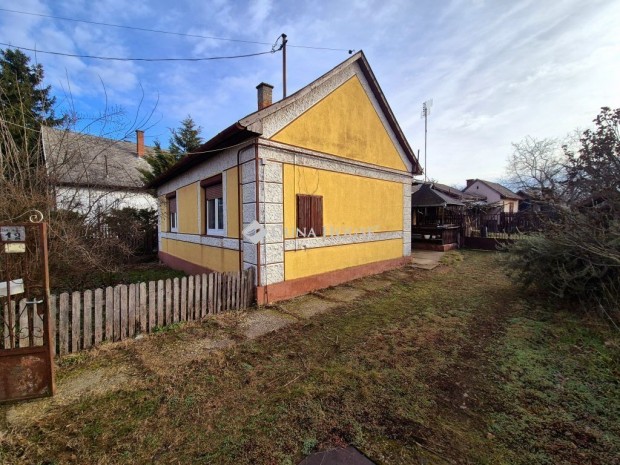 T�gla �p�t�s� h�z elad�