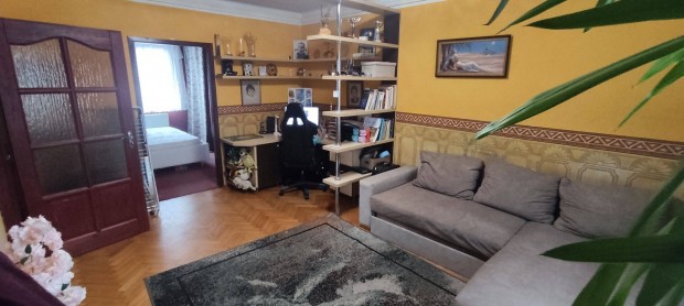 Tégla lakás kerttel, garázs, tároló - szuper környéken, erdő mellett