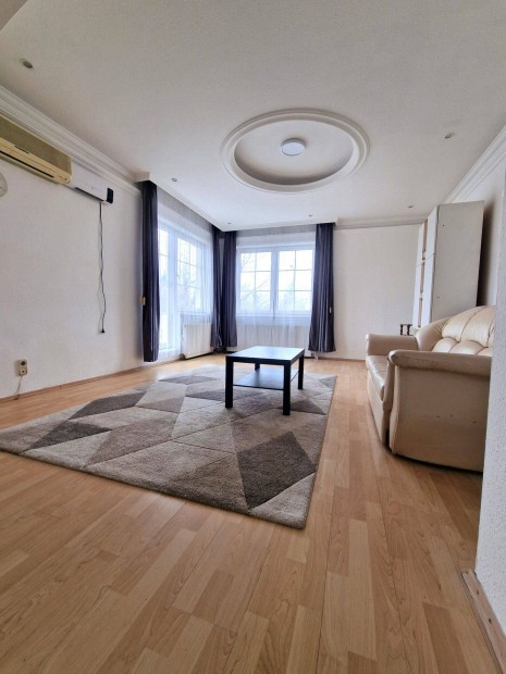 T�gla lak�s kiad� (kis�llatbar�t), a P�lus center k�zel�ben