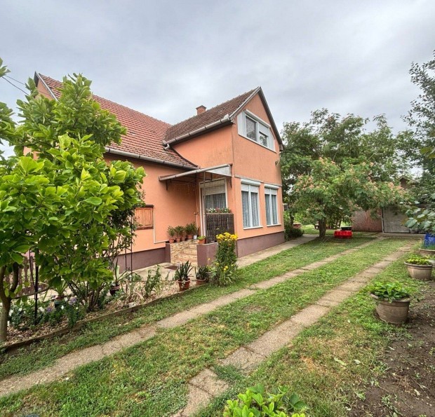 T�glafalazat�, h�szigetelt hatszob�s csal�di h�z elad� Derecsk�n