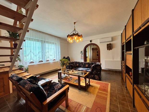 T�glafalazat�, k�tszintes, 4+1 szob�s csal�di h�z elad� Derecsk�n