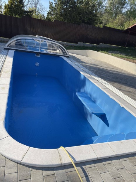 Téglalap alakú medencetest lekerekített sarokkal 8 x 3 x 1,5 m