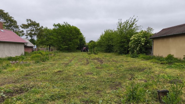 T�gl�skertben 2080 m2 - es telek elad�.