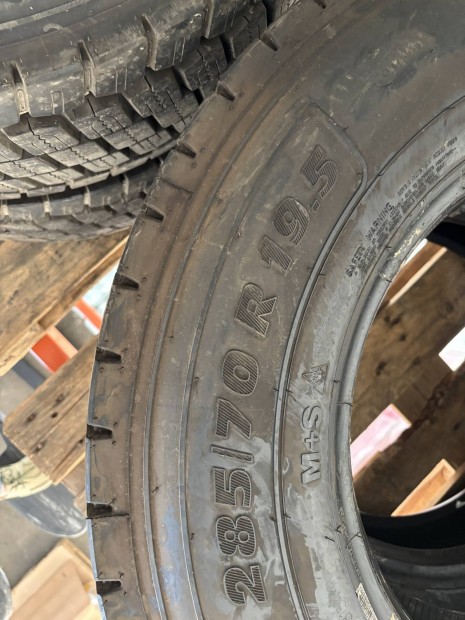 Teherautó gumi 285/70 R19.5 5000km!