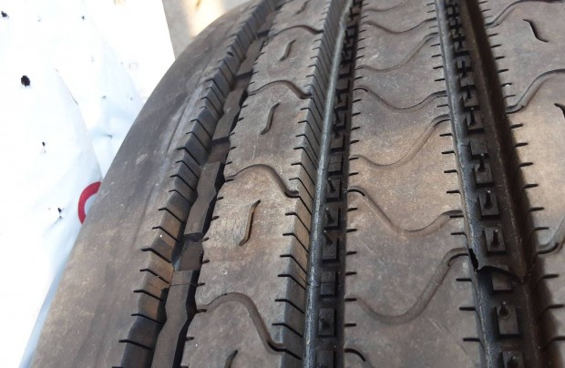 Teheraut gumi Michelin 215 / 75 R 17.5