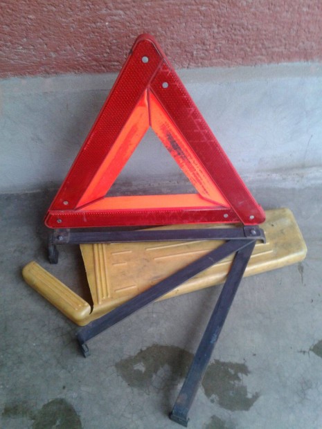 Teherg�pkocsi elakad�s jelz� h�romsz�g