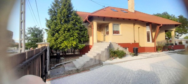 Tehermentes fiatal/2012-es/ 400m2-es csal�di h�z �zlettel 3000m2 telek