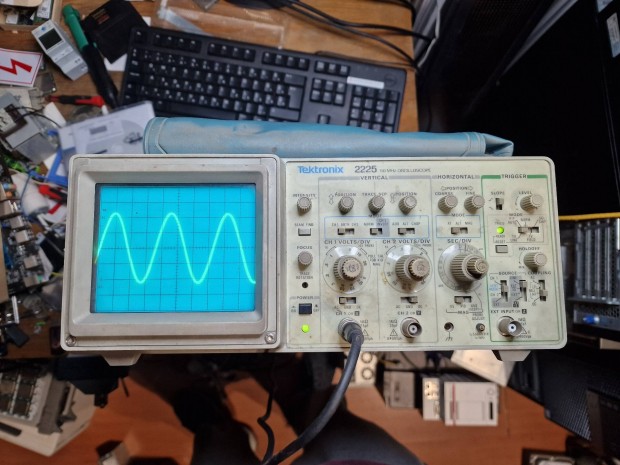 Tektronix 2225 oszcilloszkp