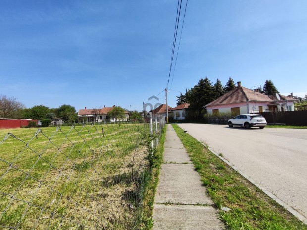 Telek J�szd�zsa csendes lak��vezet�ben, de k�zponti r�sz�n!