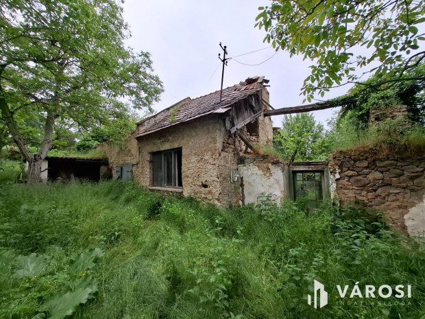 Telek, bazaltk� �p�t�anyaggal K�kk�ton elad�