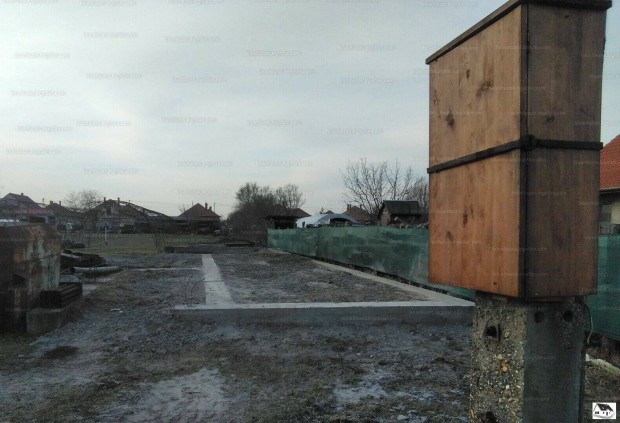 Telek beton alappal elad�