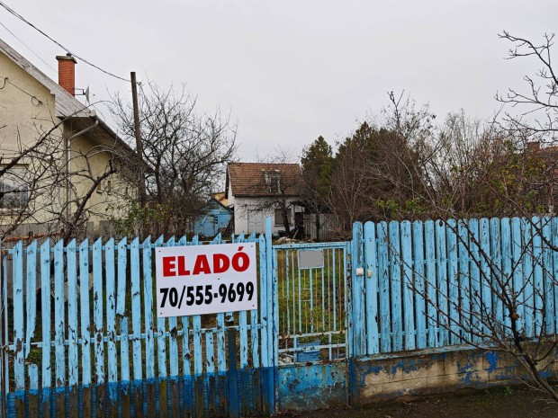 Telek�ron elad� ingatlan �jp�teritelepen