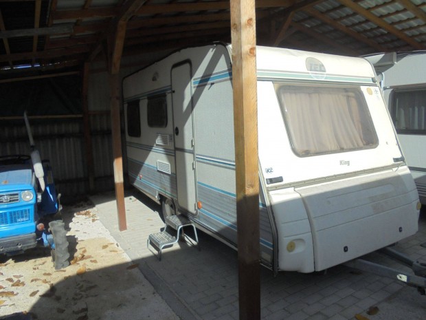 Telepítésre való lakókocsi, akár szállítással