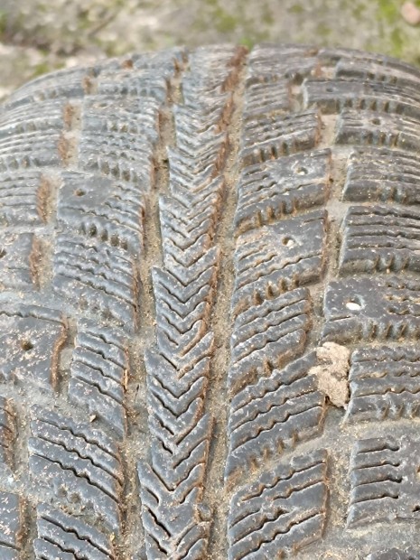 Téli gumi 13"acélfelnin eladó.