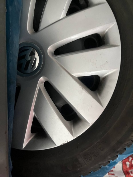 T�li gumi 185/60 R15, lemez felni, d�szt�rcsa szett egyben