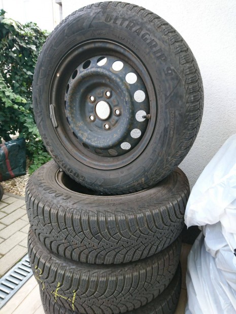 Téli gumi acélfelnin Goodyear 195/65R15