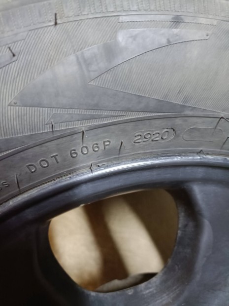 Tli gumi alufelni re szerelve h asztrra val .