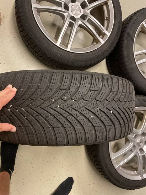 Téli gumi alufelnin 4mm szenzorral 235/45 r18