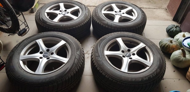 Tli gumi felnivel, Falken 235 / 56 R17 90%-os, keveset futtot